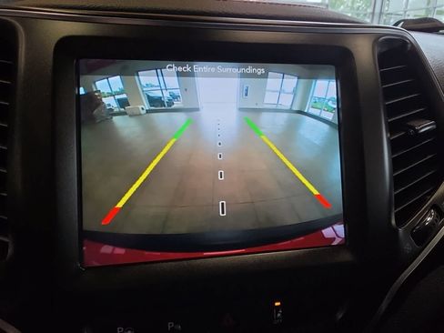 Used 2019 Jeep Cherokee Trailhawk AWD/4WD image 32