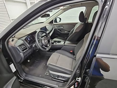 Used 2023 Nissan Rogue SV image 11