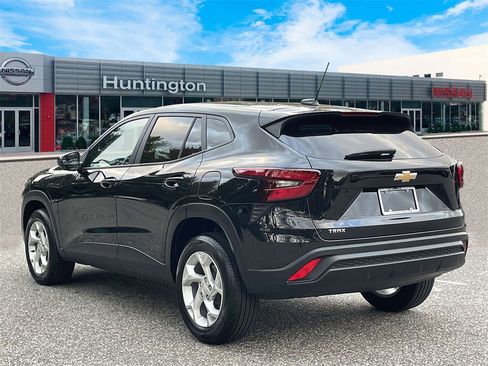 Used 2025 Chevrolet Trax LS w/ LS Convenience Package image 8