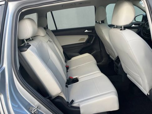 Used 2021 Volkswagen Tiguan SE w/ Panoramic Sunroof Package FWD image 31