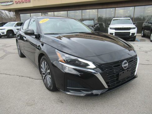 Used 2024 Nissan Altima 2.5 SV w/ SV Premium Package image 9