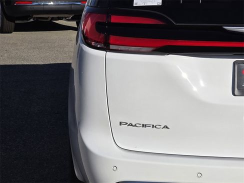 New 2026 Chrysler Pacifica Pinnacle image 6