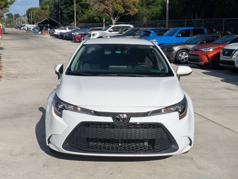 Used 2022 Toyota Corolla LE image 2