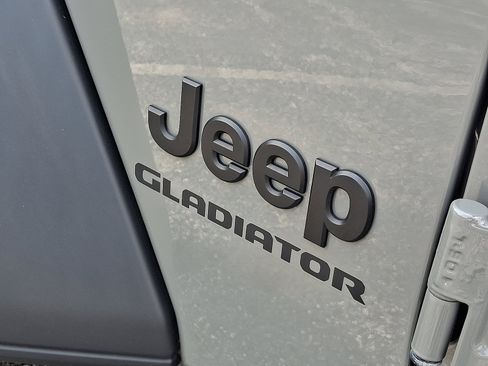 Used 2021 Jeep Gladiator Sport image 32