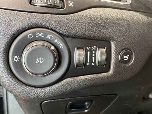 Used 2020 Jeep Cherokee Trailhawk w/ Comfort & Convenience Group image 18