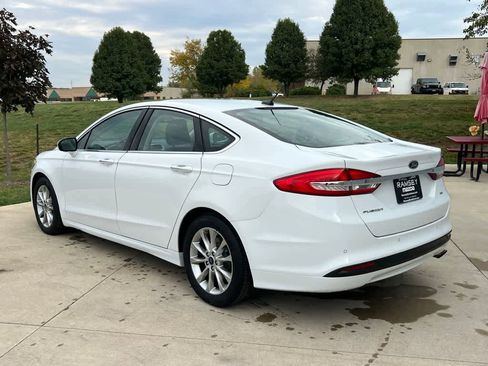 Used 2017 Ford Fusion SE w/ Fusion SE Technology Package image 4