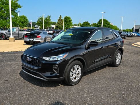 Used 2023 Ford Escape Active w/ Tech Pack #2 AWD/4WD image 9