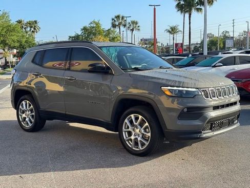 Used 2023 Jeep Compass Latitude w/ Sun and Sound Group image 4