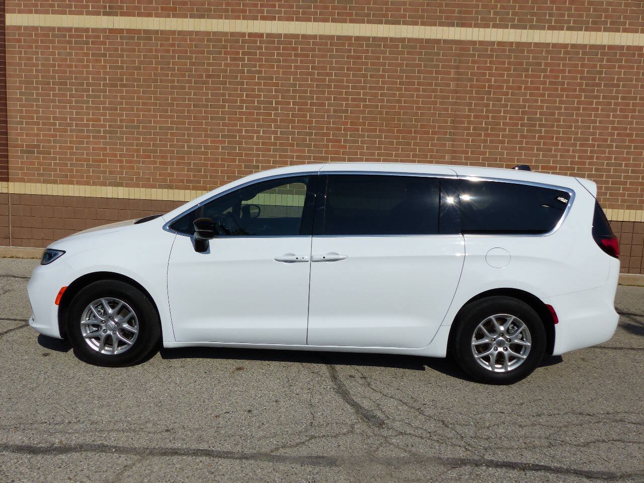 Used 2026 Chrysler Pacifica Select FWD image 5