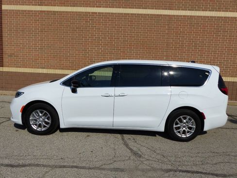 Used 2026 Chrysler Pacifica Select FWD image 5