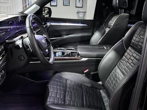 Used 2025 Cadillac Escalade Sport Platinum AWD/4WD image 16