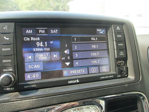 Used 2014 Chrysler Town & Country Touring FWD image 33