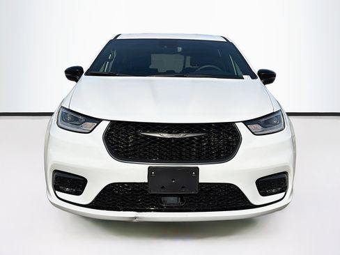 Used 2024 Chrysler Pacifica Limited image 8