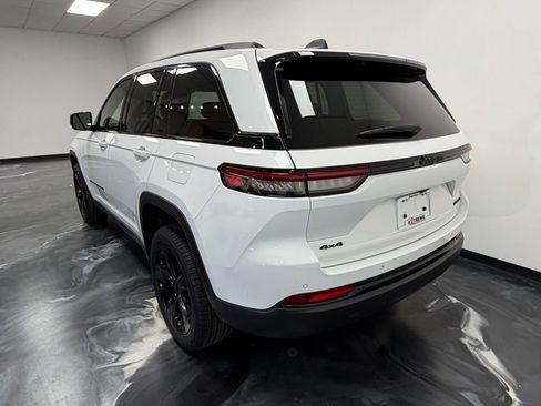 Used 2024 Jeep Grand Cherokee Limited w/ Black Appearance Package image 18