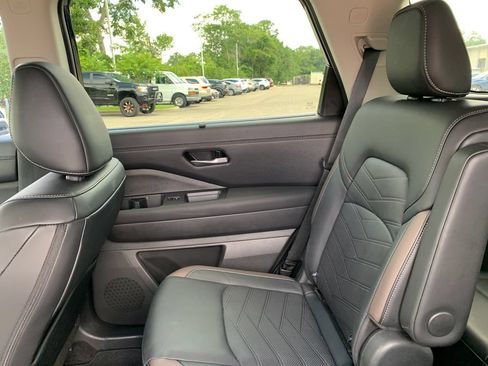 Used 2025 Nissan Pathfinder Platinum AWD/4WD image 27
