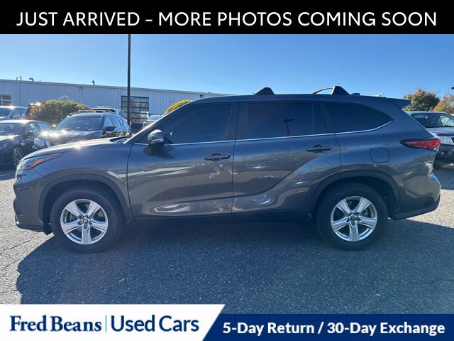 Used 2023 Toyota Highlander LE FWD image 4
