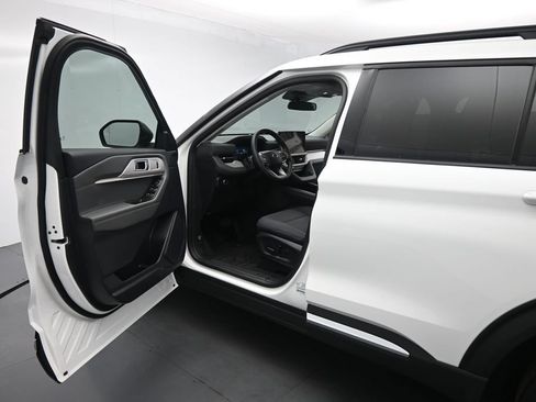 Used 2025 Ford Explorer Active RWD image 9