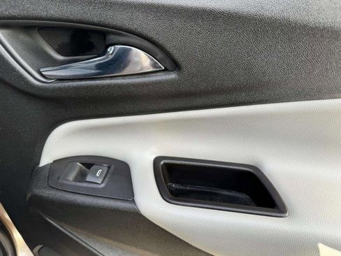 Used 2018 Chevrolet Equinox LS image 44