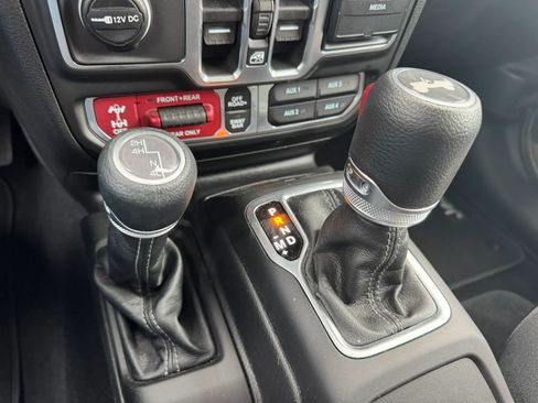 Used 2026 Jeep Wrangler Unlimited Rubicon AWD/4WD image 15