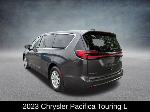 Used 2023 Chrysler Pacifica Touring-L FWD image 3