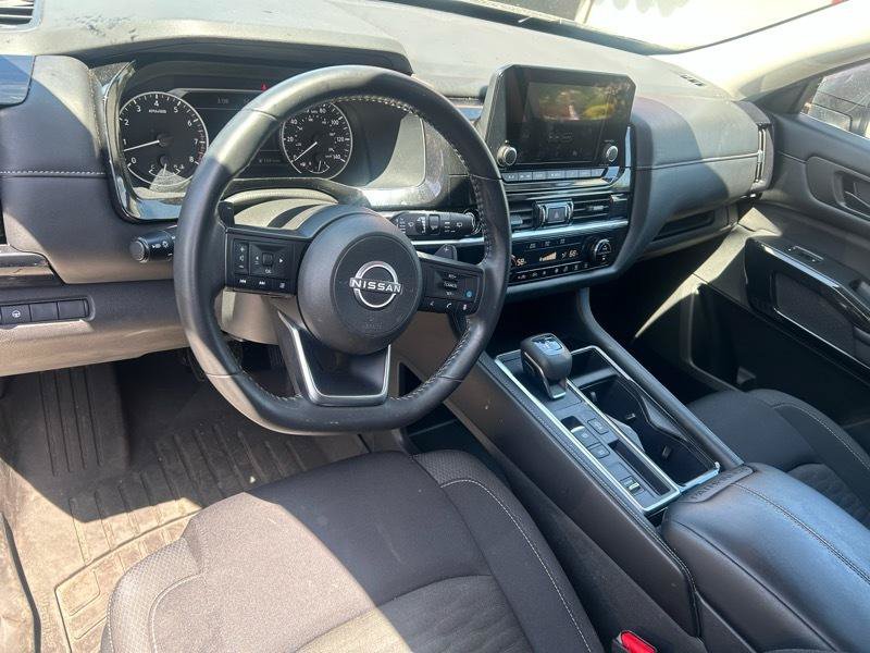Used 2024 Nissan Pathfinder SV w/ Lighting Package (N92) FWD image 8