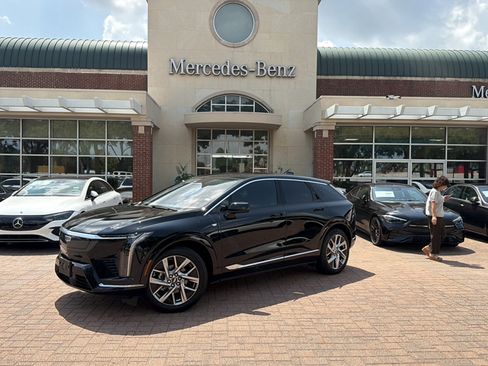 Used 2025 Cadillac Optiq Luxury 1 w/ LPO, Floor Liner Package AWD/4WD image 3