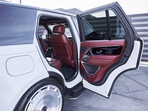 Used 2025 Land Rover Range Rover SE image 24