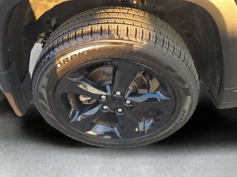 Used 2024 Jeep Grand Cherokee Limited w/ Luxury Tech Group II image 40