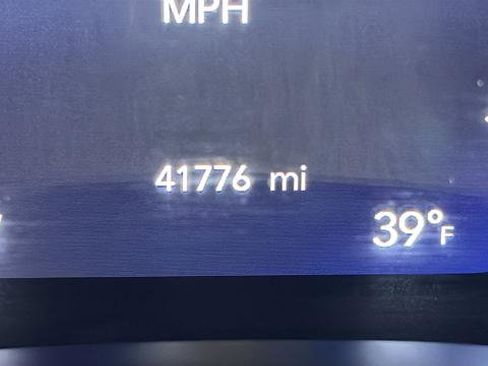 Used 2025 Chrysler Pacifica Limited image 10