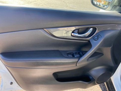 Used 2020 Nissan Rogue SV image 14