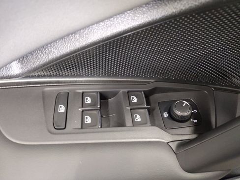 New 2025 Volkswagen Tiguan SE image 19