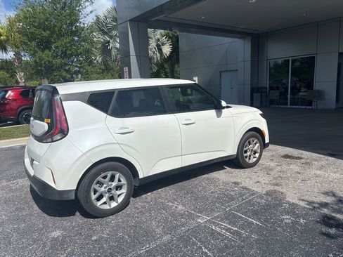 Used 2025 Kia Soul LX w/ LX Technology Package FWD image 3