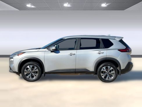Used 2023 Nissan Rogue SV image 2