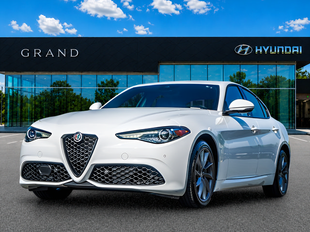 Used 2023 Alfa Romeo Giulia Sprint AWD/4WD image 2