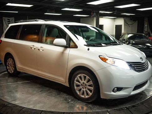 Used 2012 Toyota Sienna XLE image 5