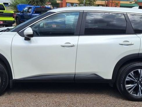 Used 2023 Nissan Rogue SV image 4