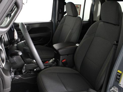 Used 2025 Jeep Gladiator Sport AWD/4WD image 17