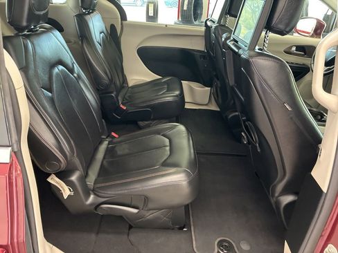 Used 2018 Chrysler Pacifica Touring-L Plus FWD image 35