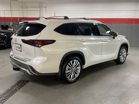 Used 2025 Toyota Highlander Platinum image 10