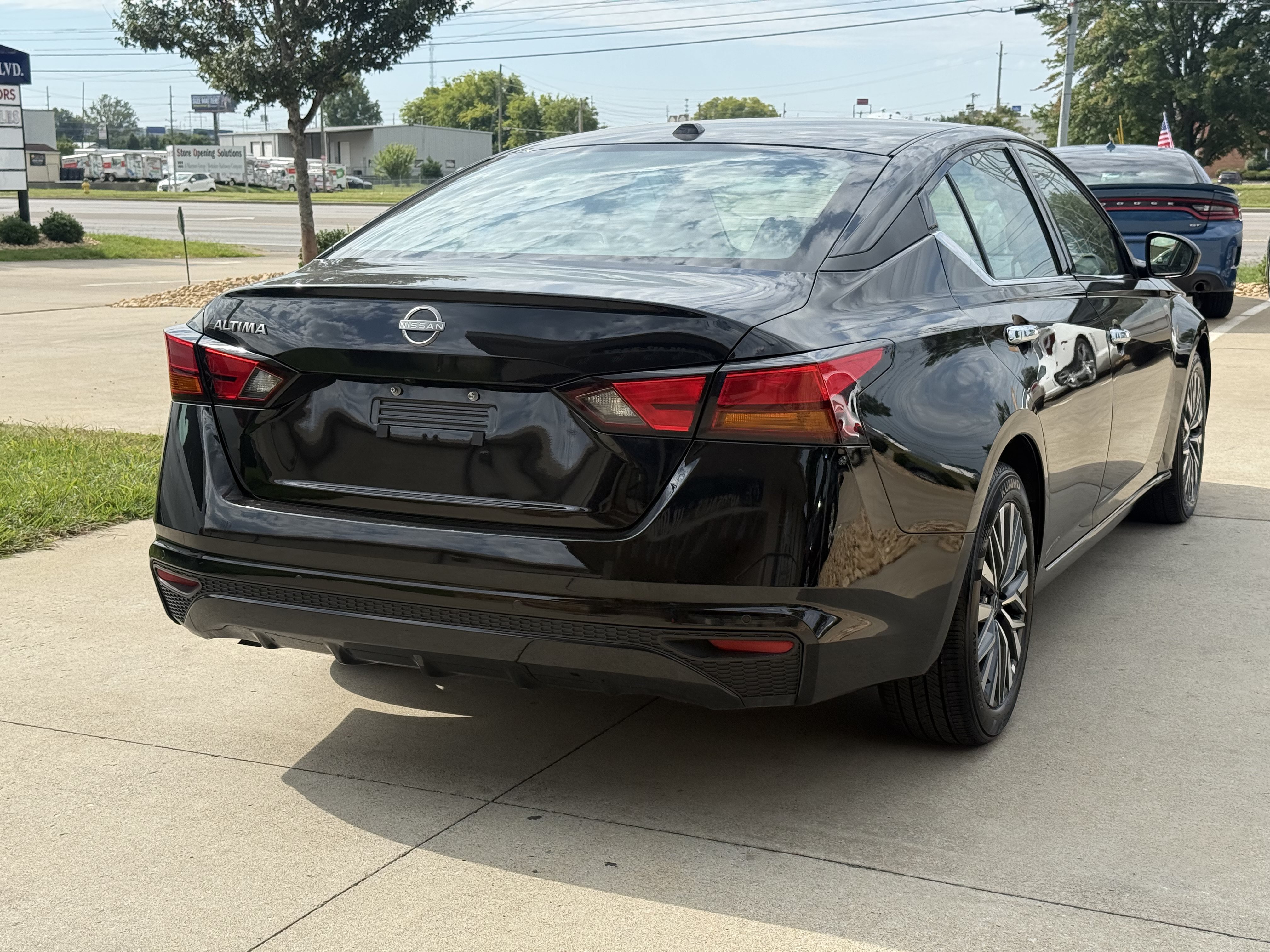 Used 2025 Nissan Altima 2.5 SV FWD image 7