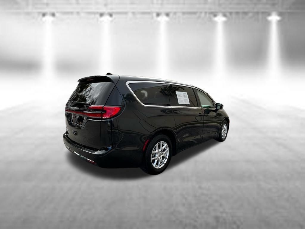 Used 2023 Chrysler Pacifica Touring-L FWD image 7