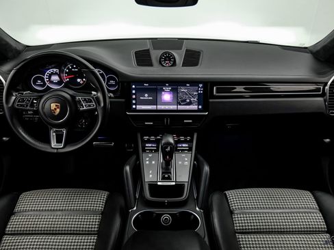 Used 2022 Porsche Cayenne Turbo image 32
