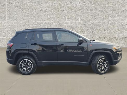 Used 2025 Jeep Compass Trailhawk w/ Trailhawk Elite Group AWD/4WD image 8