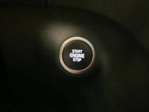 Used 2020 Volvo XC40 T5 R-Design image 19