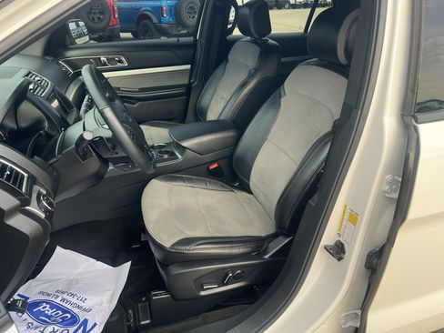 Used 2017 Ford Explorer XLT w/ Equipment Group 202A FWD image 13