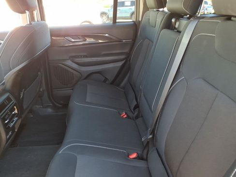 Used 2023 Jeep Grand Cherokee Laredo image 6