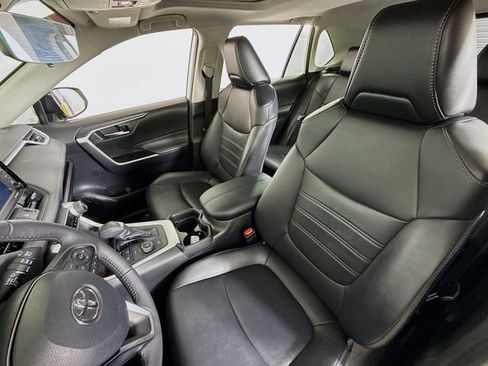 Used 2021 Toyota RAV4 XLE Premium image 5