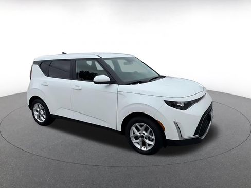 Used 2025 Kia Soul LX w/ LX Technology Package FWD image 2