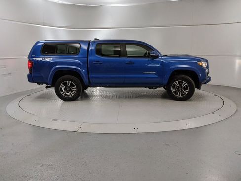 Used 2018 Toyota Tacoma TRD Sport image 2