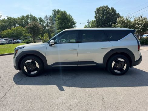 Used 2024 Kia EV9 Light Long Range RWD image 9